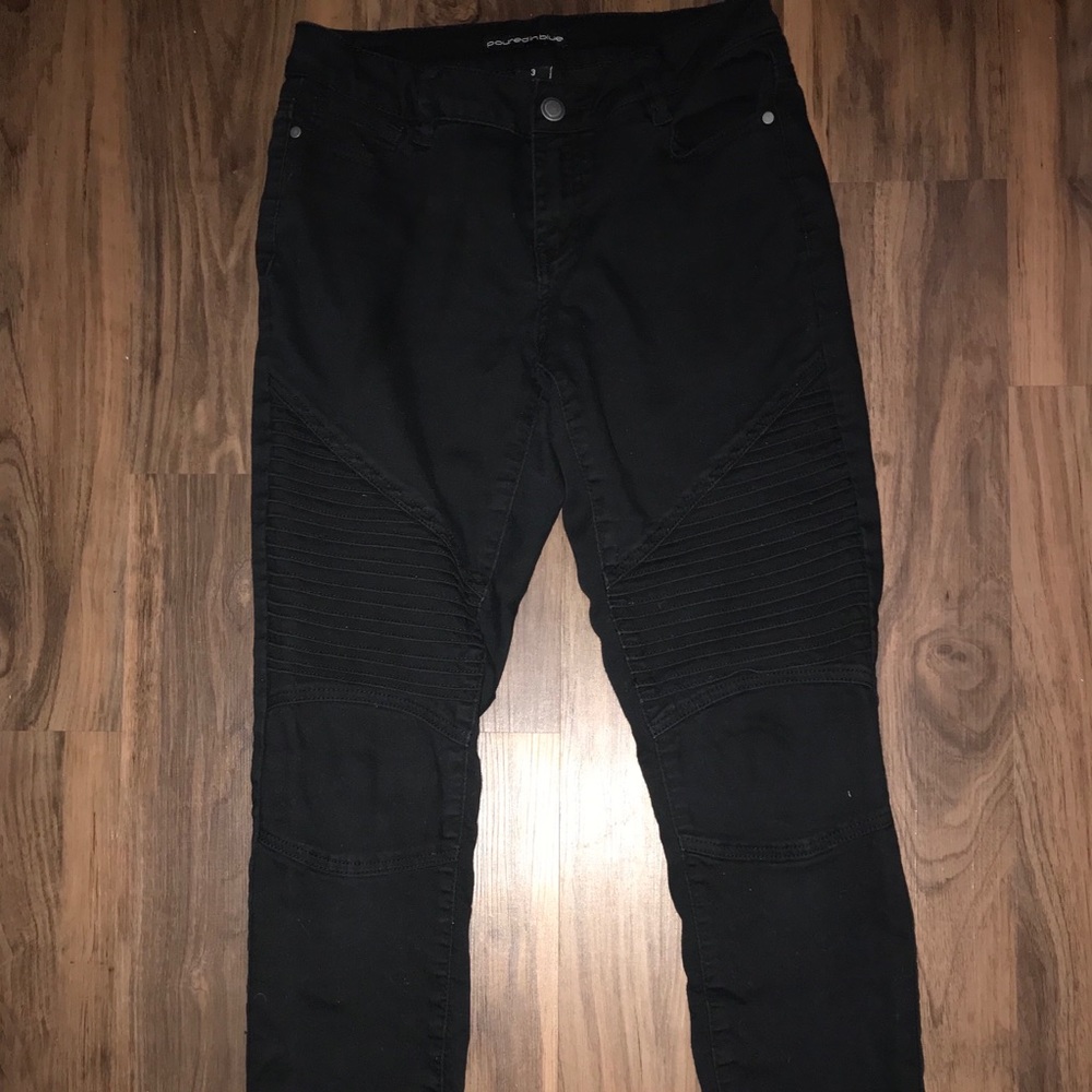 Black skinny jeans w/ celeb textured design